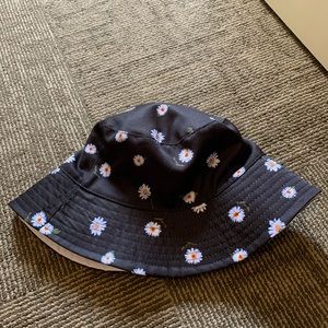 Reversible bucket hat